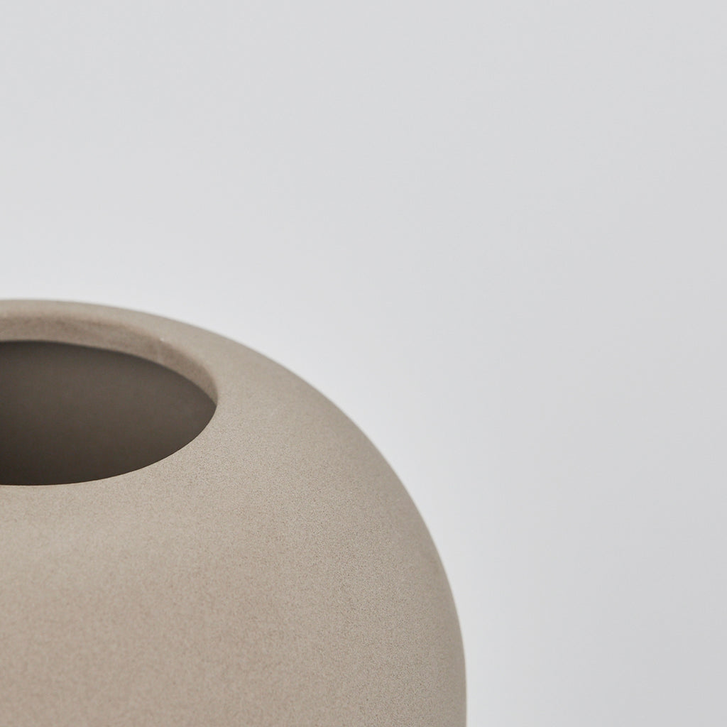 Details of X-tra small Dome vase made of Terracotta with Grey Engobe